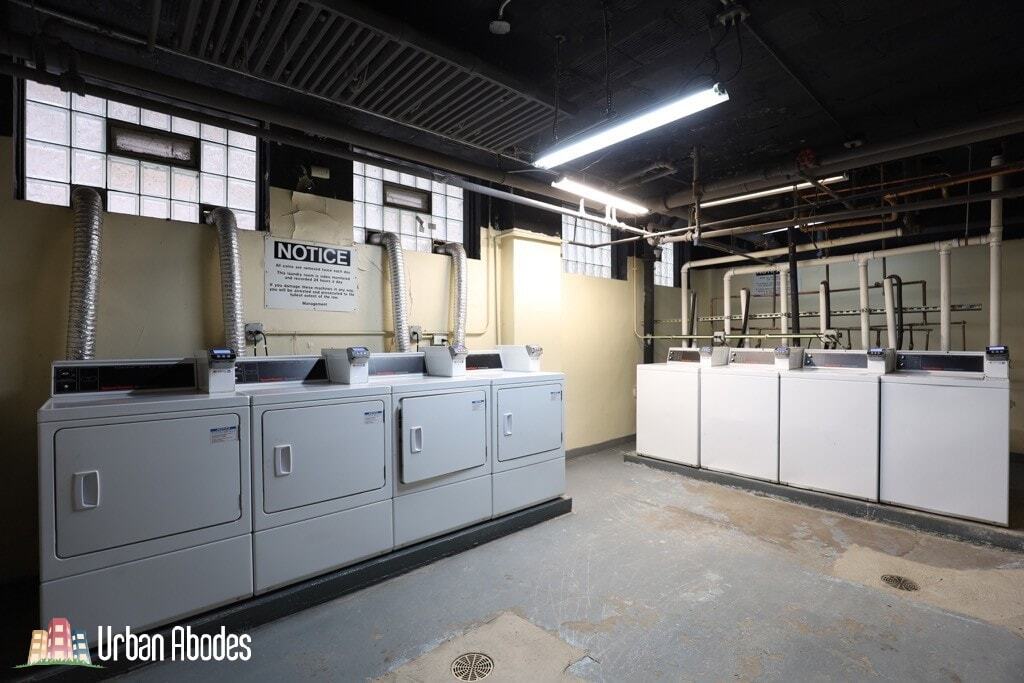 Building Photo - 515 W Belmont Ave