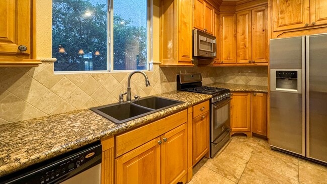 Building Photo - Freshly Updated 3BD Home, Island Kitchen &...