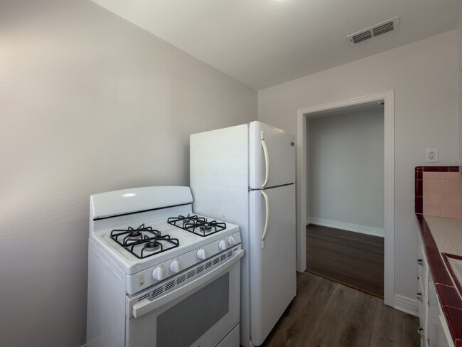 Kitchen - 418 E 8th St