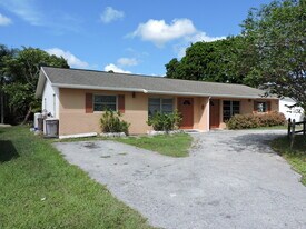 Building Photo - 9046 SE Parkway Dr
