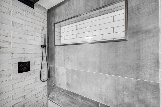 Building Photo - 2021 SE 10th Ave