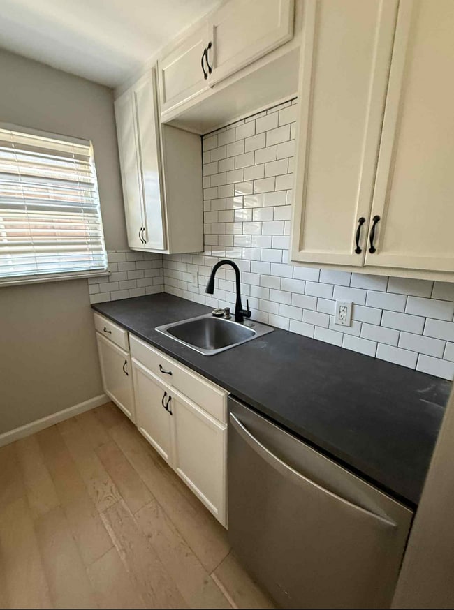 Building Photo - 4039 Cole Ave