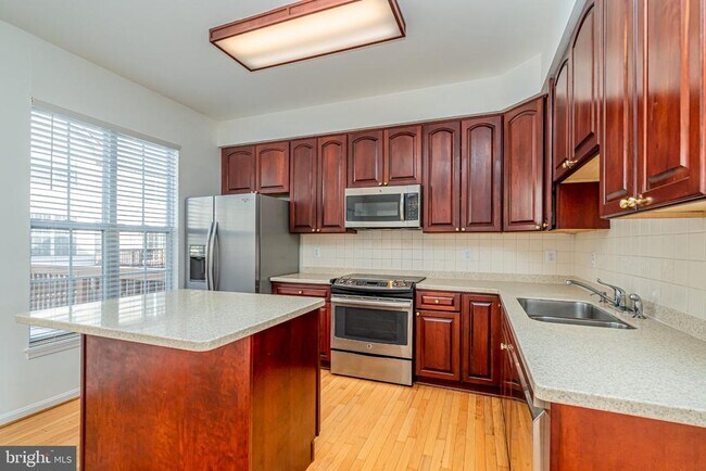 Building Photo - 2507 James Maury Dr
