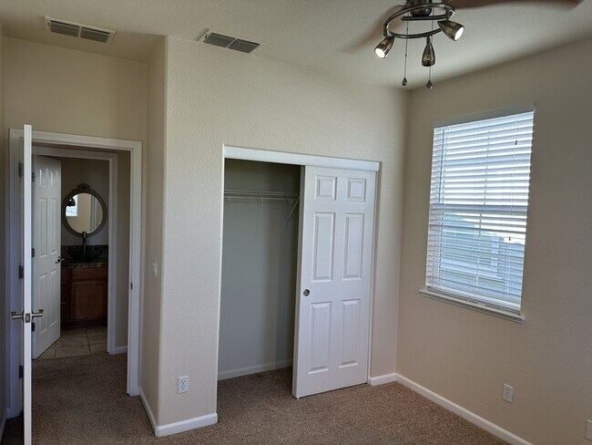 Building Photo - Lathrop 5 Bedroom 3 Bathroom Home
