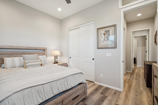 Building Photo - 51725 Pinnacle Vis Dr