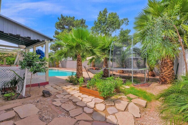 Building Photo - 2420 W Mandalay Ln