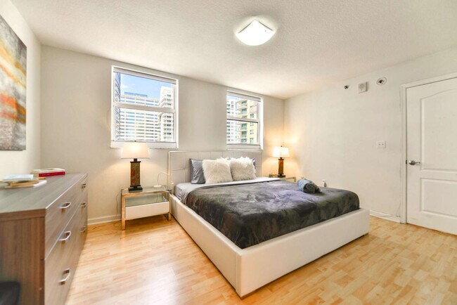 Building Photo - 1200 Brickell Bay Dr