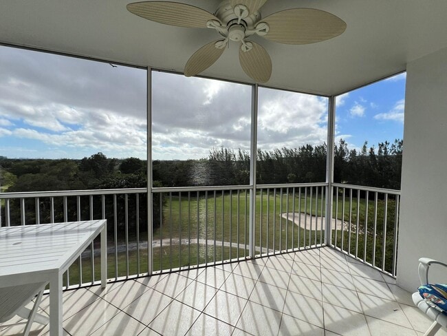 Building Photo - 3150 N Palm Aire Dr