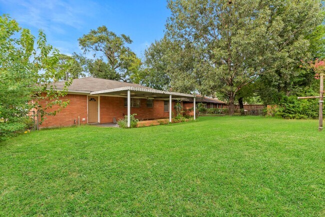 Building Photo - Spacious 3-Bed Gem with Covered Patio + Ea...