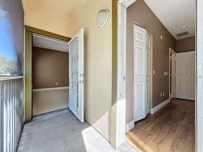 Building Photo - LUXURY 3 Bedroom / 2 Bath Townhome in a ga...