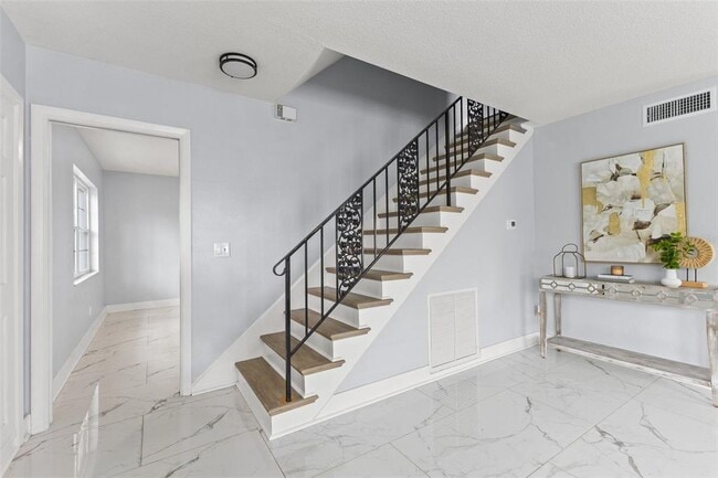 Building Photo - 4000 14th Way NE