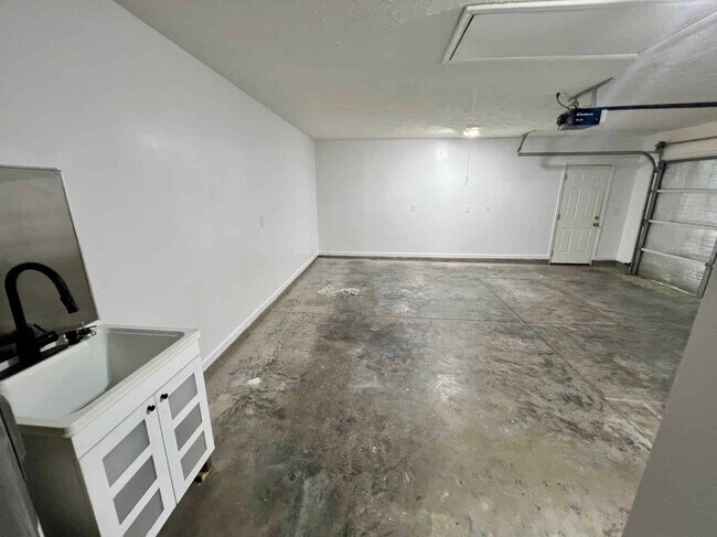 Building Photo - 3 Bed 2 Bath Brick Ranch *Fenced Backyard* in Christiana