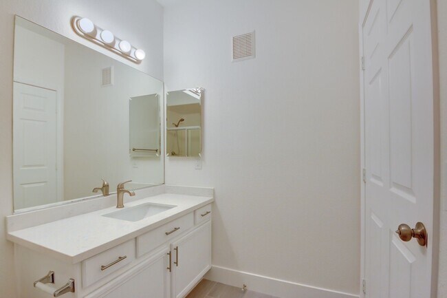 Building Photo - Horizon Hills Condominiums