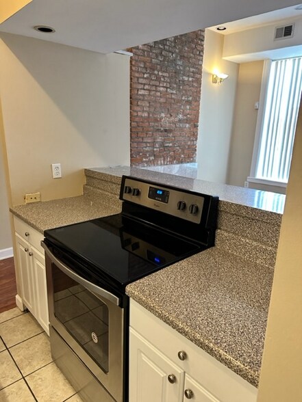 Building Photo - 2348 Rutger St