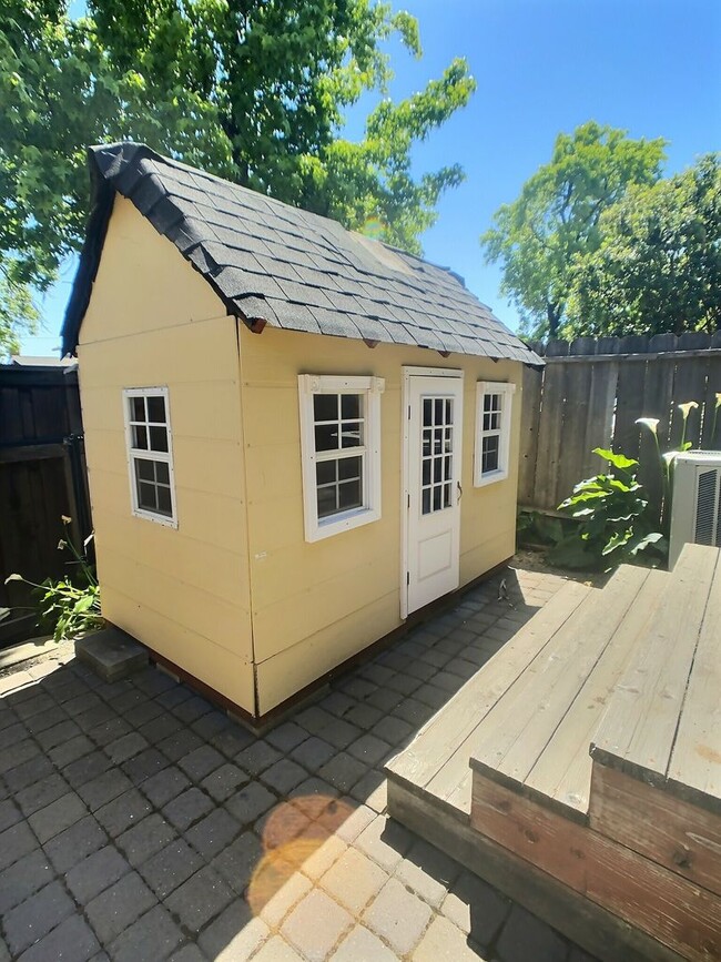 Building Photo - Spacious 4 Bed/ 2 Bath House in the Quiet ...