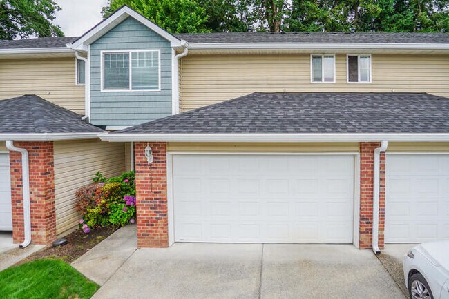 Building Photo - THREE BEDROOM TOWNHOME WITH GARAGE ACROSS FROM SHOPPING AND DINING