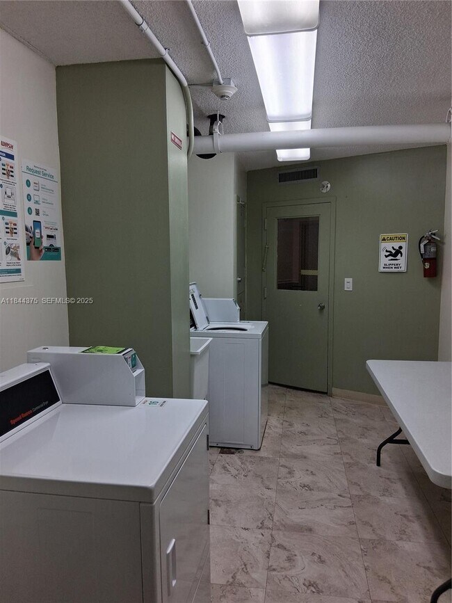 Building Photo - 100 Golden Isles Dr