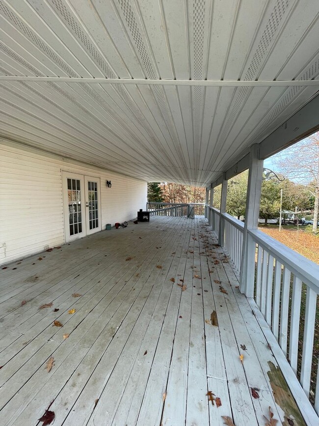 Building Photo - Lovely 3-Bedroom Home with Spacious Yard &...