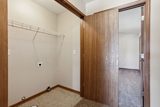 Building Photo - 3 Bedroom, 2 Bath, two story all electric ...