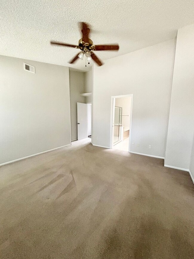 Building Photo - Ready to Move in!! Must See! Lake Mary Com...
