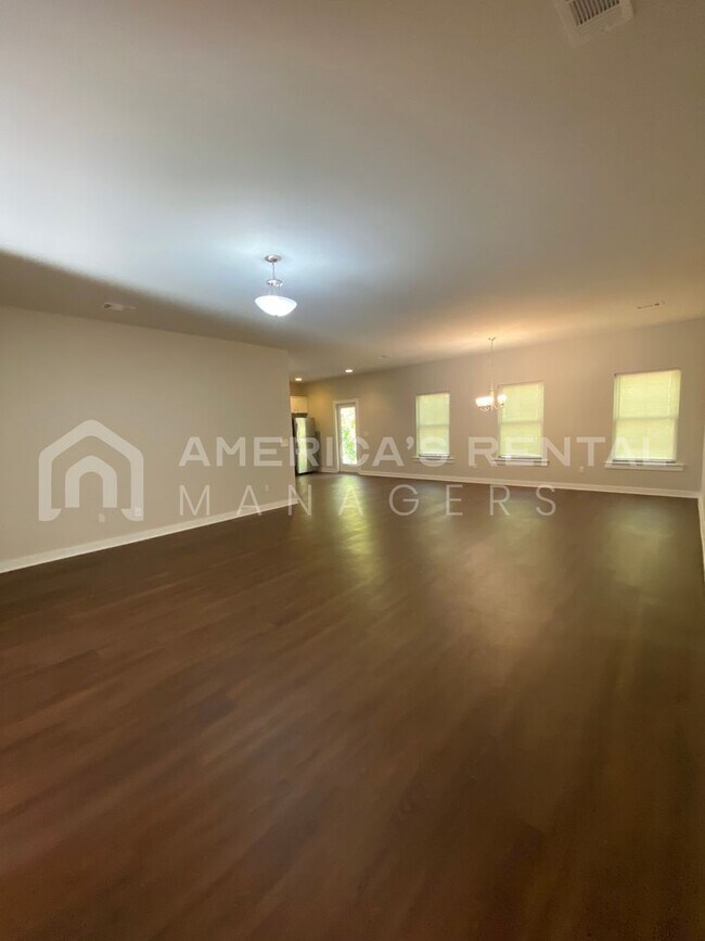 Building Photo - 10953 Woodland Dr