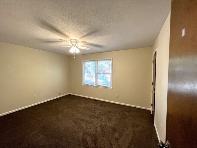 Building Photo - Two story duplex home! feels private like ...