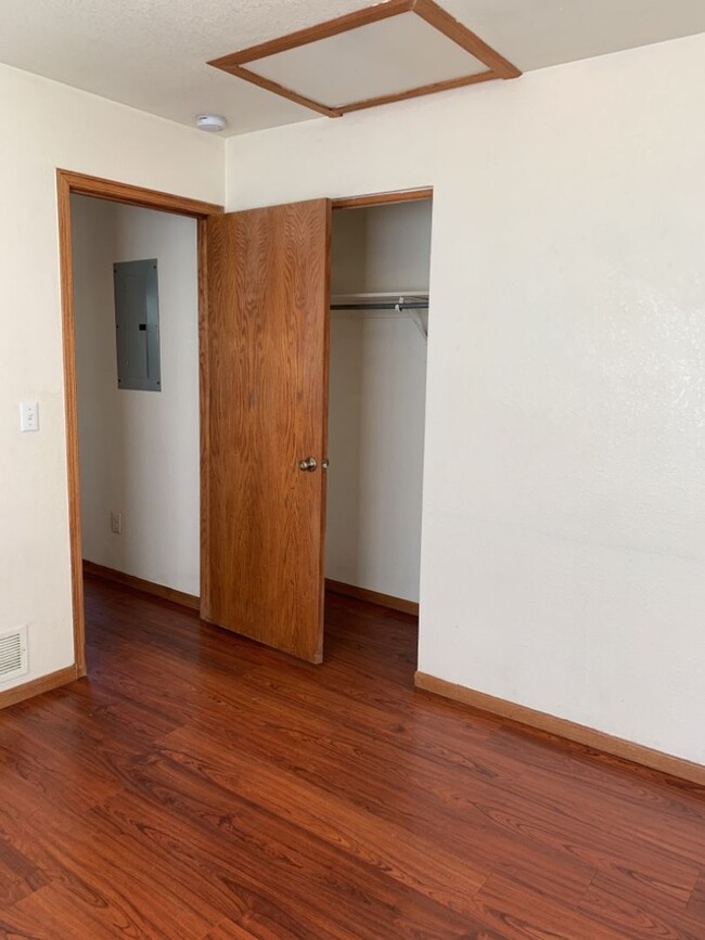 Building Photo - STUDENTS WELCOME! 4 Bed 2 Bath House 1 Blo...