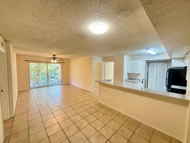 Building Photo - SPACIOUS 2/2 WITH SPLIT FLOOR PLAN WITH BALCONY ACCESS!