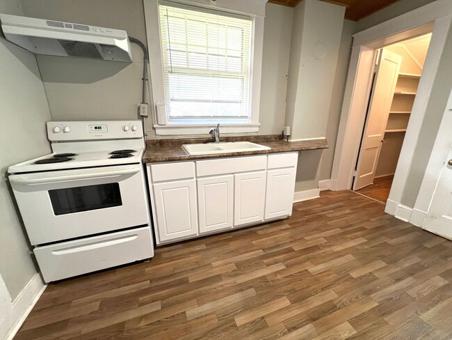 Building Photo - Newly Renovated 3 Bedroom Home in Lawrence...