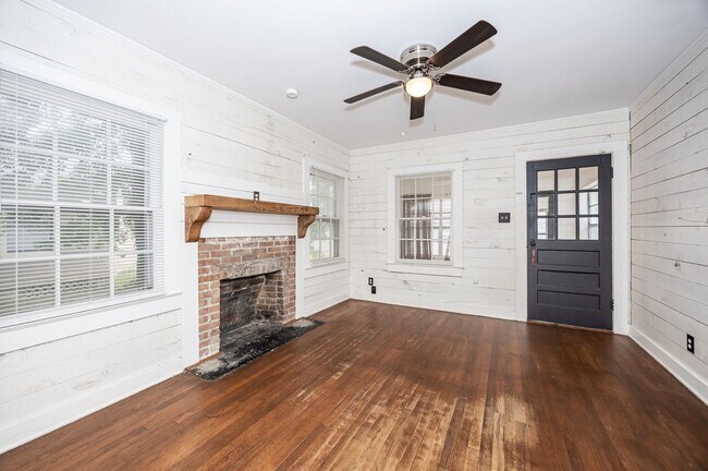 Building Photo - Cute 2 Bed 1 Bath in Pascagoula