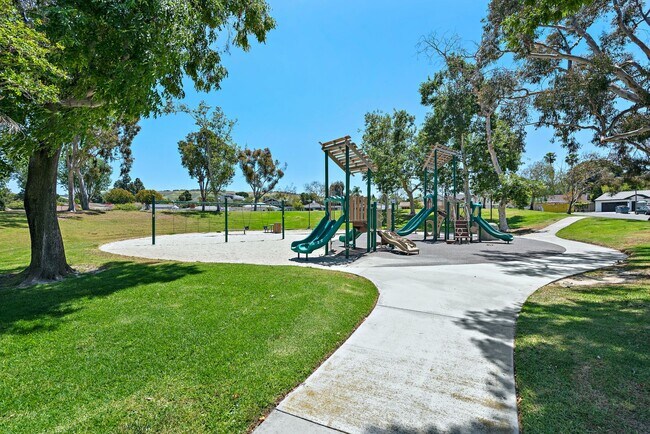 Building Photo - Charming Townhome in Turtle Rock