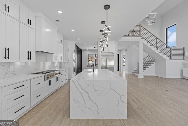 Building Photo - 555 Versailles Dr