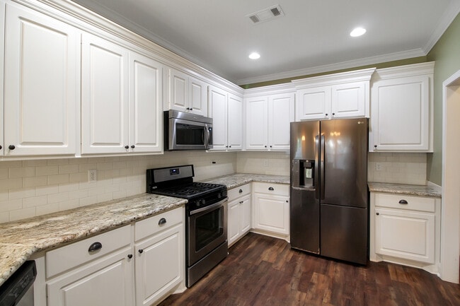 Building Photo - 165 Harvey Cir