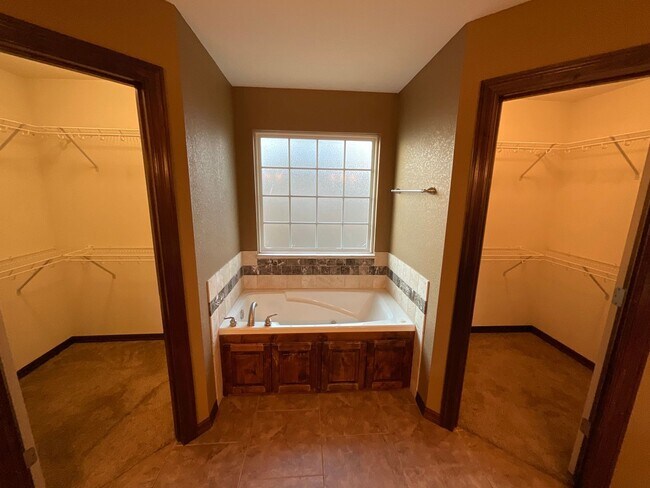 Building Photo - Large 3 Bedroom 2 Bathroom Home W/ Fenced Yard in WEBB CITY MO!!!