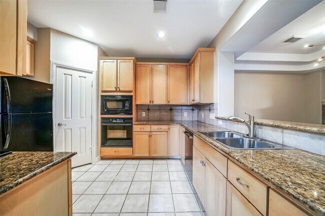 Building Photo - 2406 Calumet St