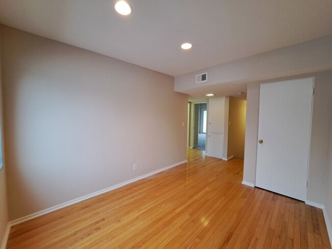 Building Photo - 4339 W Sarah St