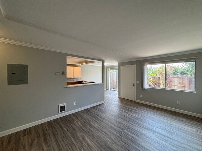 Building Photo - Spacious 3BD/2.5BA Townhouse in UTC W/ 2-C...