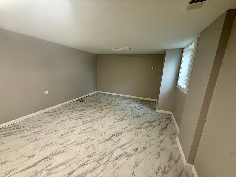 Building Photo - 5584 Chatford Dr