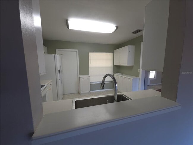 Building Photo - 7604 N Sanibel Cir