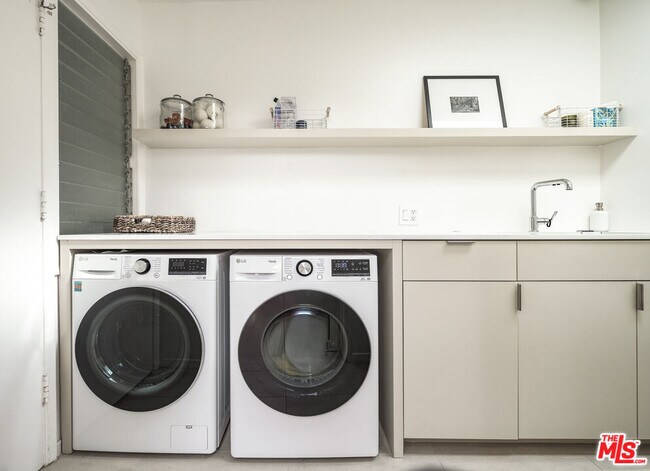 Building Photo - 1121 Loma Vista Dr