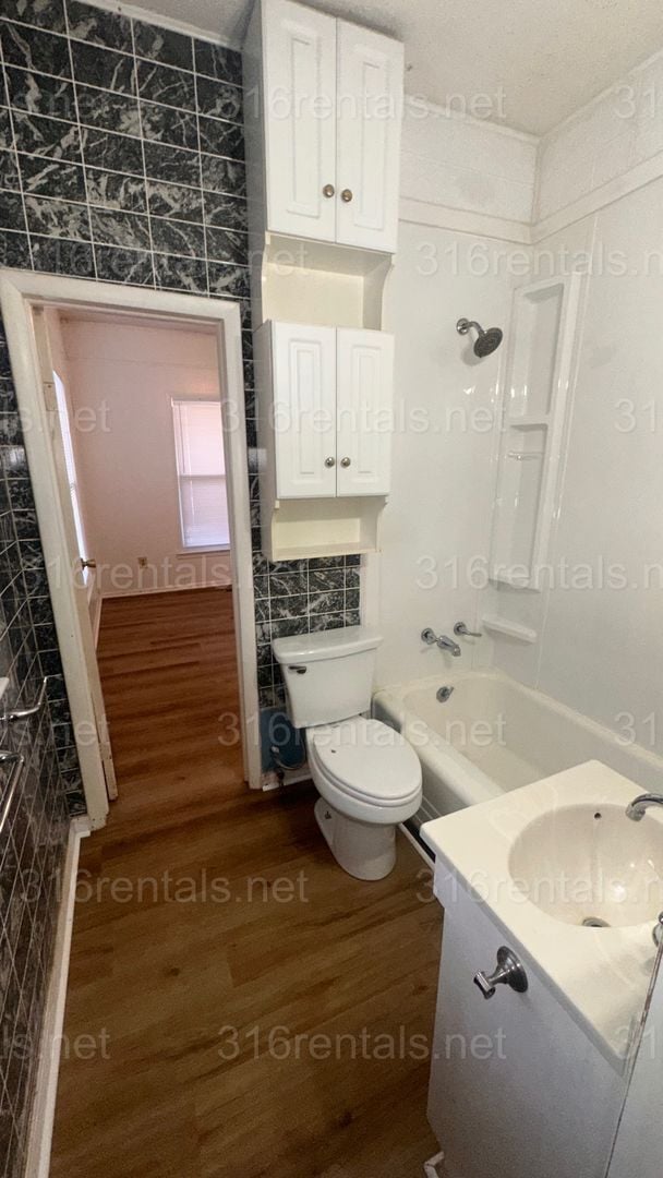 Building Photo - $1445 - 5 room 1.5 bathroom - Single Family Home