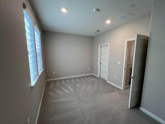 Building Photo - 326 Agustin Narvaez St