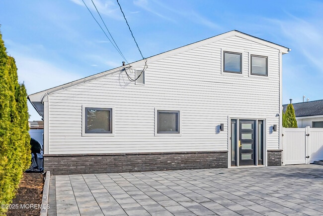 Building Photo - 320 Silver Lagoon Dr