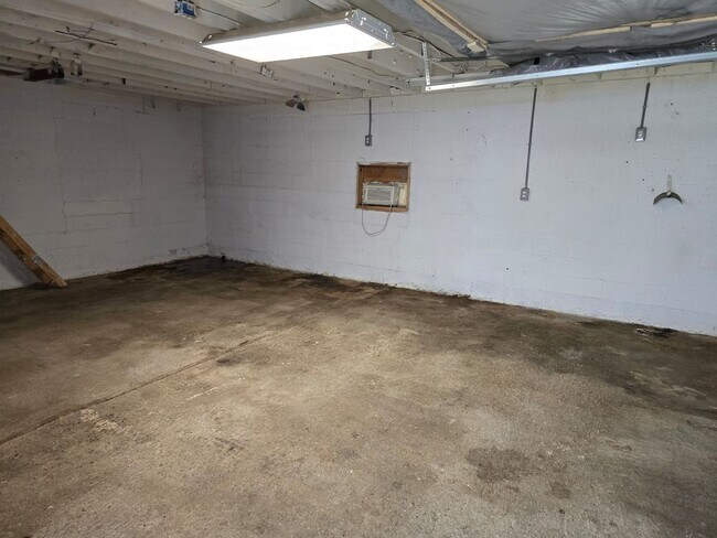 Building Photo - 4 bedroom 3 baths single family house clos...