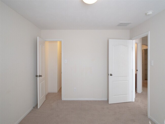 Building Photo - 5406 Timber Ct Hollow