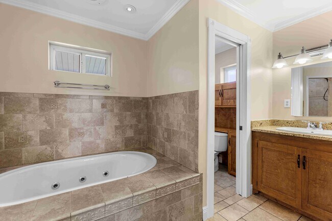 Building Photo - 7211 Bay Crest Rd