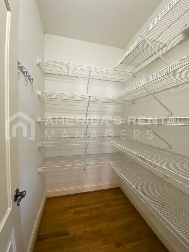 Building Photo - Private Estate Living on Over 3 Acres! Available to view NOW!