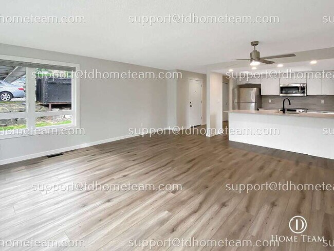 Building Photo - 9201 NE Juanita Dr