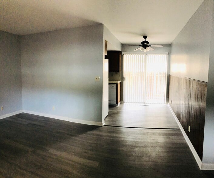 Living/dining area - 968 Cyndi Cir