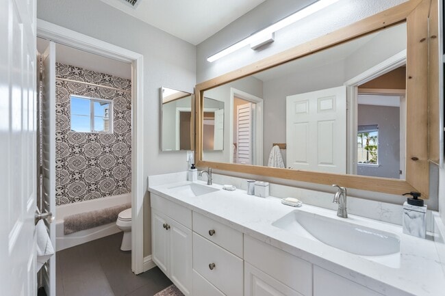 Building Photo - 200 Oak View Ln